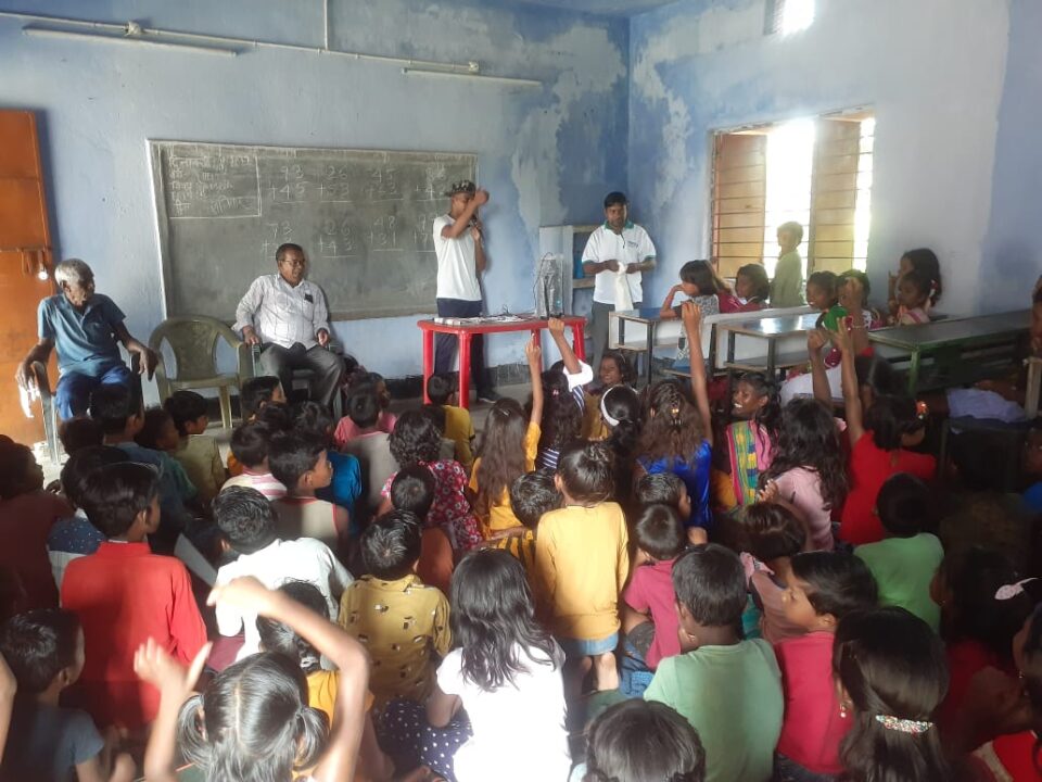 Saraikela news : स्वच्छ नगर पंचायत प्रतियोगिता में झारखंड में अव्वल रहे सरायकेला नगर पंचायत की खुशी में नपं अध्यक्षा ने सफाई मित्रों को लड्डू खिलाकर मुंह मीठा किया……