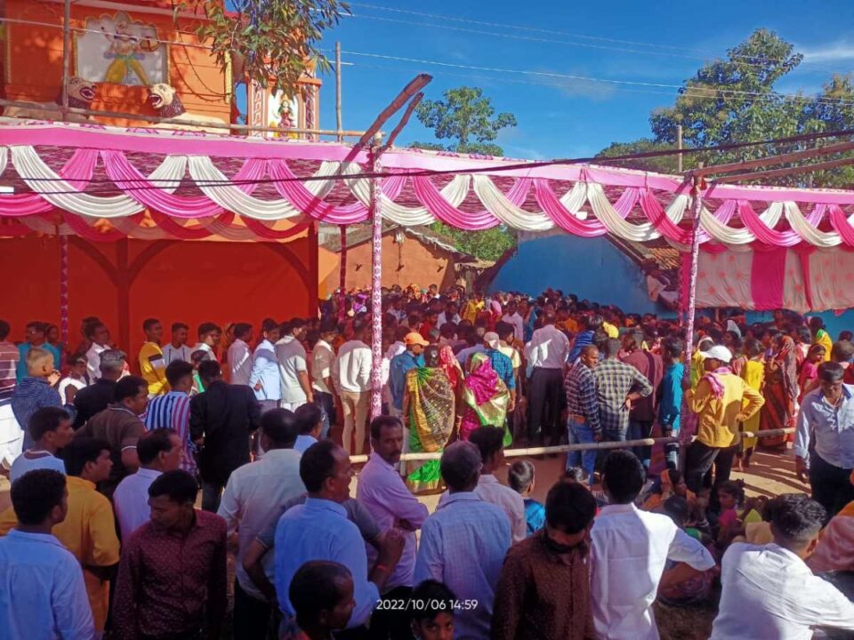 Saraikela News : बागरायडीह व मुरुप में दहकते अंगारो पर नंगे पावं चले भक्त…..