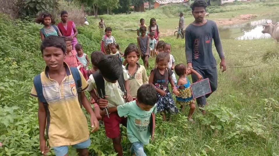 Saraikela News : 25 परिवारों को आने जाने के लिए रास्ता रास्ता उपलब्ध कराने की गुहार उपायुक्त से लगाई।. | Vananchal 24TV Live