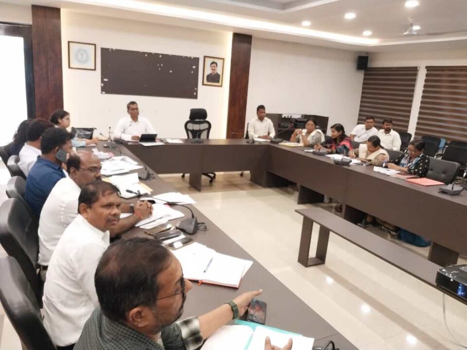 Seraikela news: उप विकास आयुक्त की अध्यक्षता मे मनरेगा अंतर्गत संचालित योजनाओं की हुई समीक्षा बैठक।