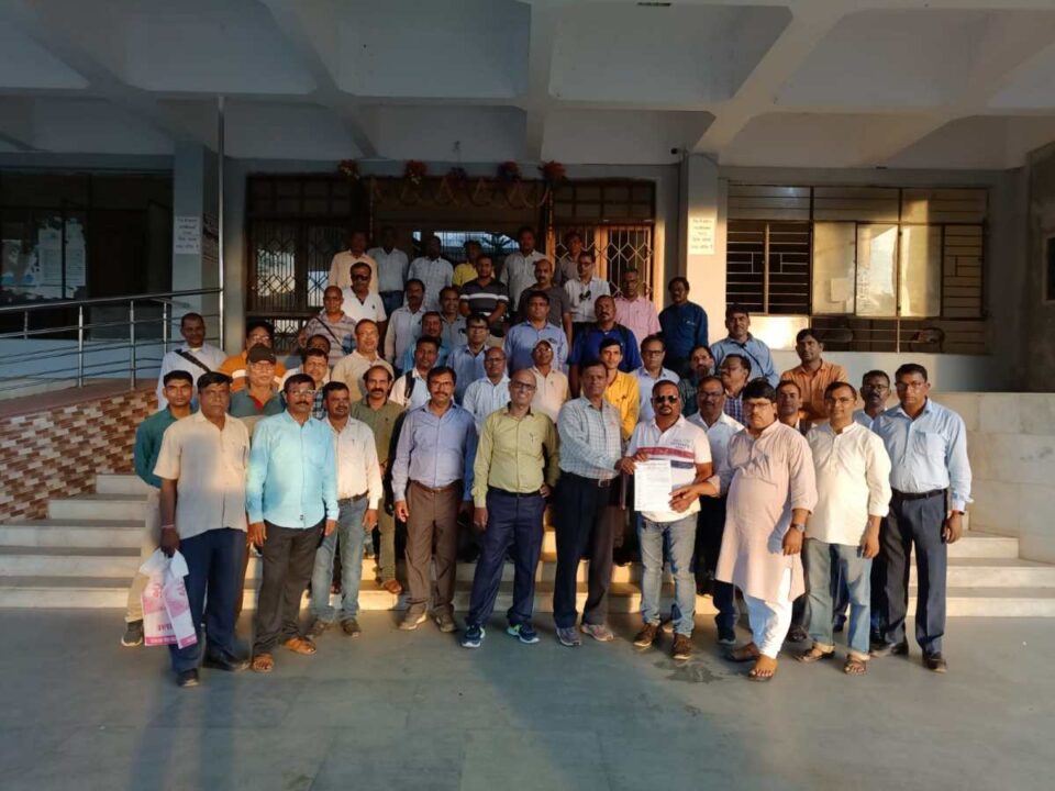 Seraikela news: अखिल झारखंड प्राथमिक शिक्षक संघ ने मुख्यमंत्री के नाम उपायुक्त को सौप ज्ञापन। | Vananchal 24TV Live