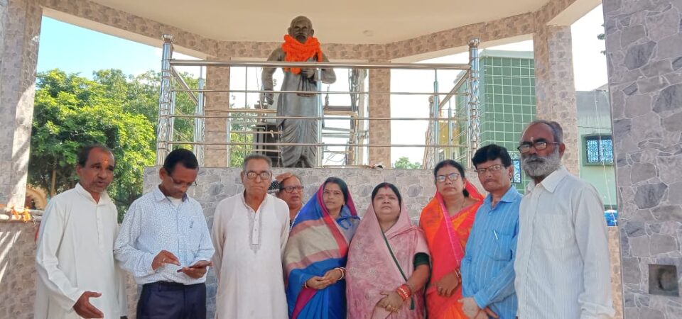 Seraikela News:नपं अध्यक्षा ने पंडित गोपबंधु दास की जन्मजयंती पर उन्हें कियानमन। | Vananchal 24TV Live
