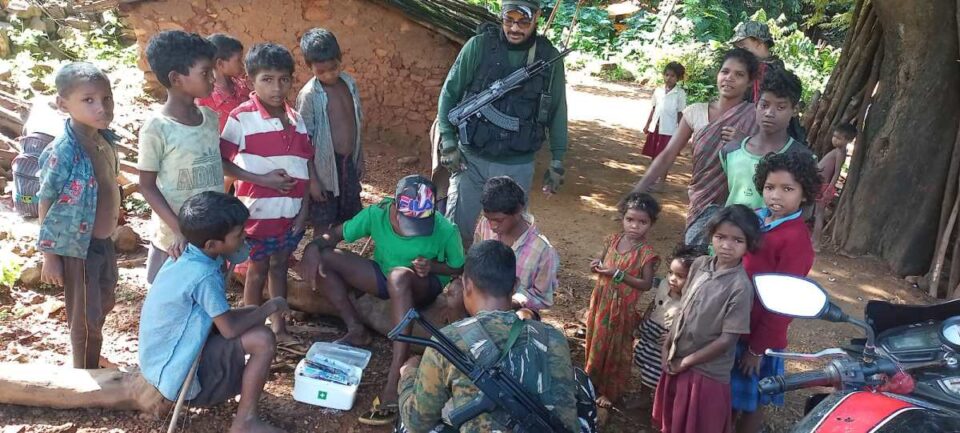 Seraikela News:सीआरपीएफ की 157 बटालियन नक्सल प्रभावित क्षेत्र में लगारही स्वास्थ्य शिविर। | Vananchal 24TV Live