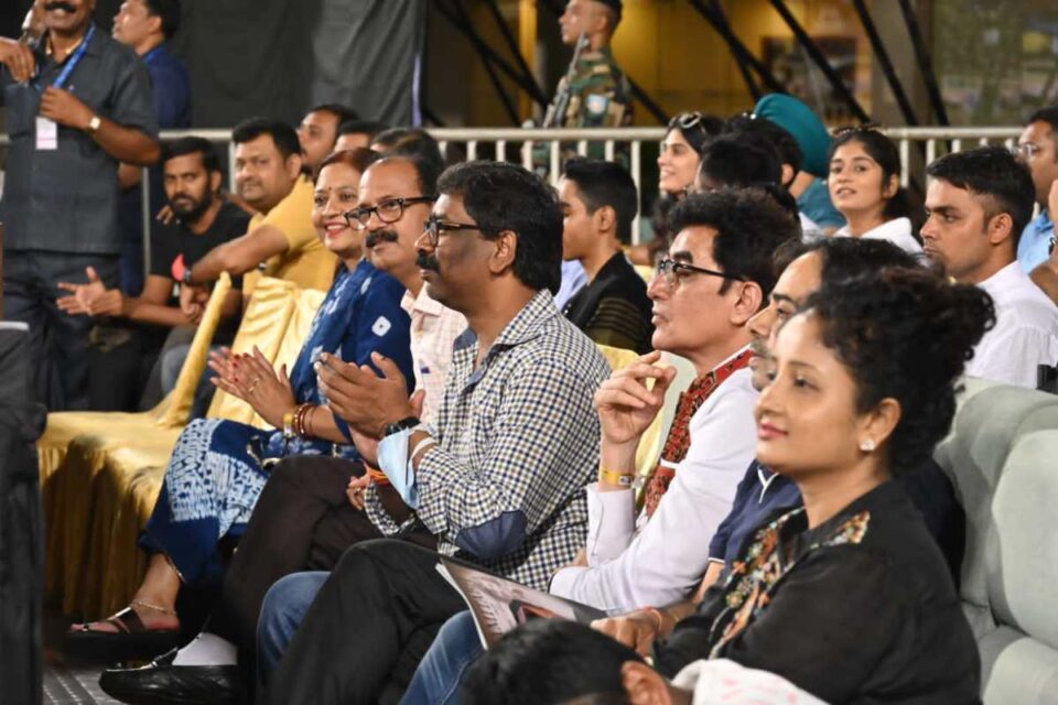 Ranchi News : मुख्यमंत्री हेमंत सोरेन सहीत कई दिग्गज नेता परिवार सहीत एकदिवसीय अंतरराष्ट्रीय मैच का आनन्द उठा रहें है …… | Vananchal 24TV Live