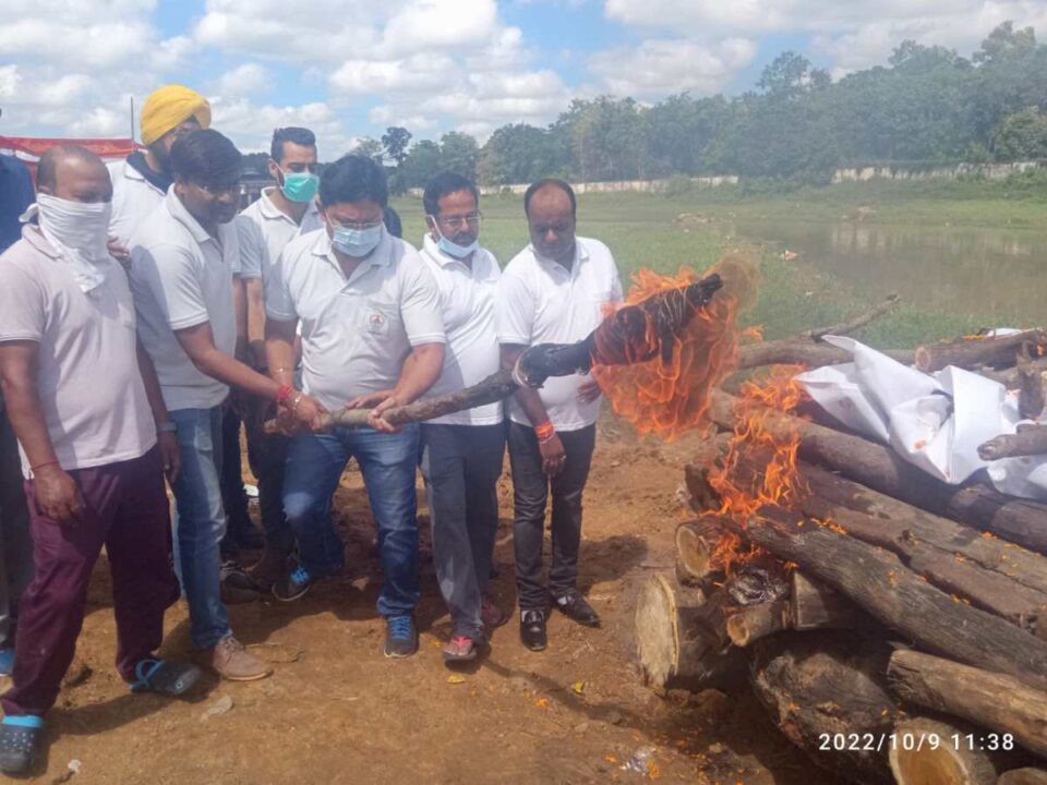 Ranchi News : मुक्ति संस्था हिन्दु के परंपरा के साथ रिम्स में पडे 29 शवों का किया दाह संस्कार …
