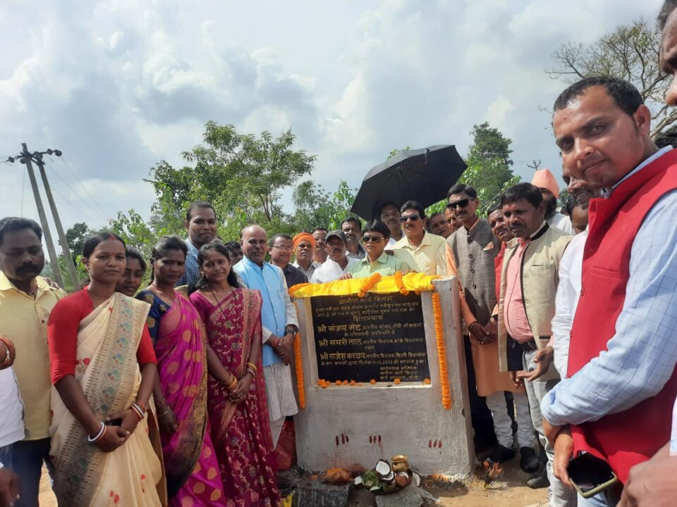 Ranchi News : सासंद संजय सेठ ने मुख्यमंत्री ग्राम सड़क योजना के तहत् सुगनु कादीटोला मुख्य पथ का किया शिलान्यास…..