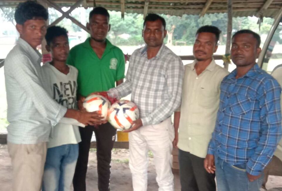Saraikela News :  जिप सदस्य ने फुटबॉल क्लब के खिलाड़ियों को फुटबॉल देते हुए किया उत्साहवर्धन….