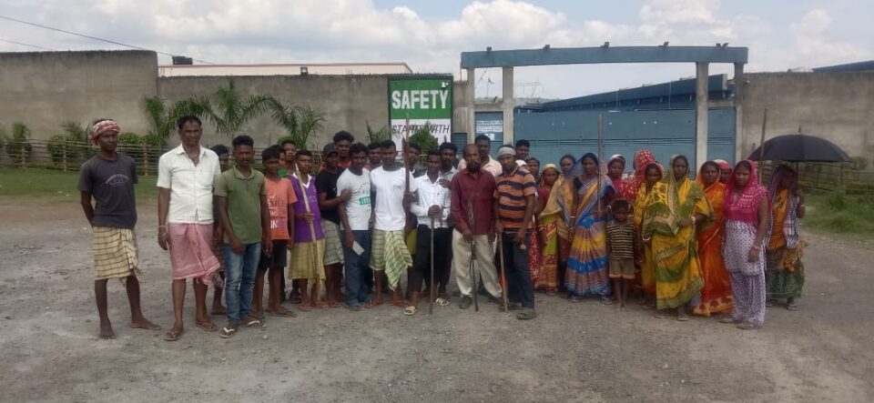 Saraikela News : सूरज लॉजिस्टिक कंपनी में काम के दौरान 30 वर्षीया महिला कामगार की दुर्घटना से हुई मौत, परिजनों एवं ग्रामीणों ने किया कंपनी का गेट जाम….. | Vananchal 24TV Live