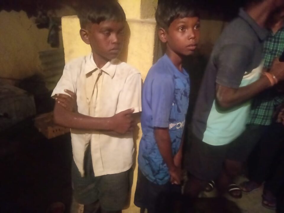 Ranchi News : चोरों के आतंक से टाटीसिलवे के ग्रामीण परेशान, दो नाबालिक चोर को रंगे हाथ ग्रामीणों ने पकड़ा….