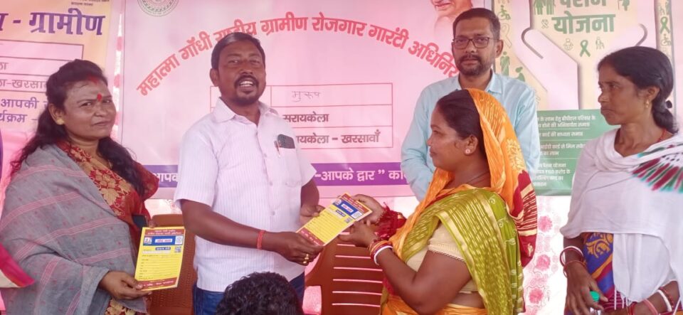 Saraikela News : सरायकेला प्रखंड के मुरुप पंचायत भवन में लगा प्रखंड स्तरीय आपकी योजना आपकी सरकार आपके द्वार कार्यक्रम के तहत शिविर; प्राप्त 845 आवेदनों में से 543 आवेदनों का किया गया ऑन द स्पॉट निष्पादन…. | Vananchal 24TV Live