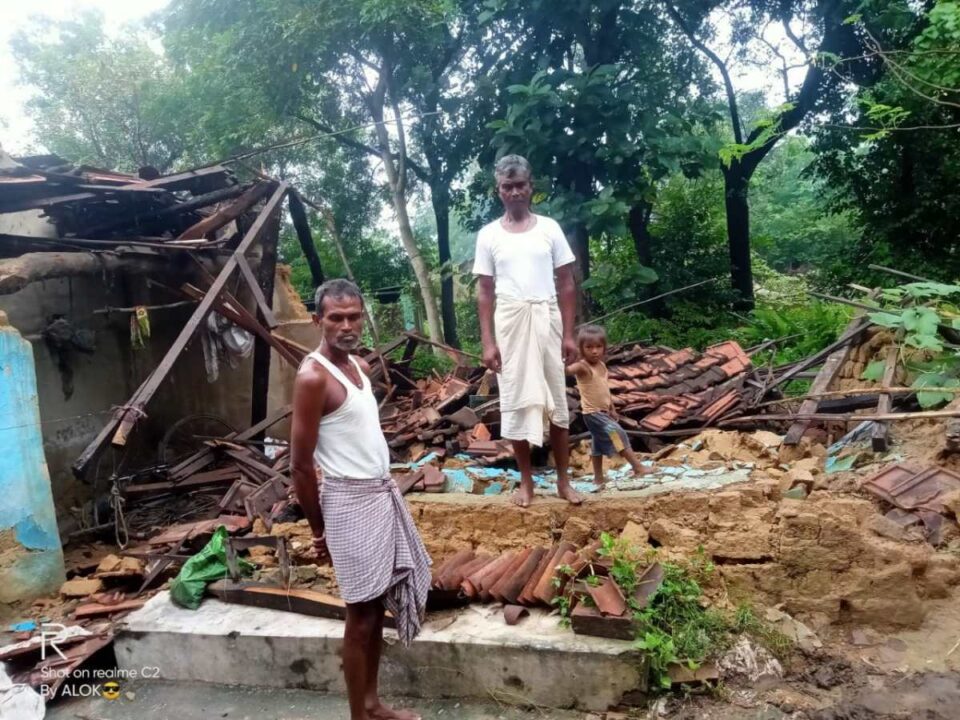Saraikela News : बारिश से गिरा कच्चा मकान  50 हजार की संपत्ति के नुकसान का बताया अनुमान….