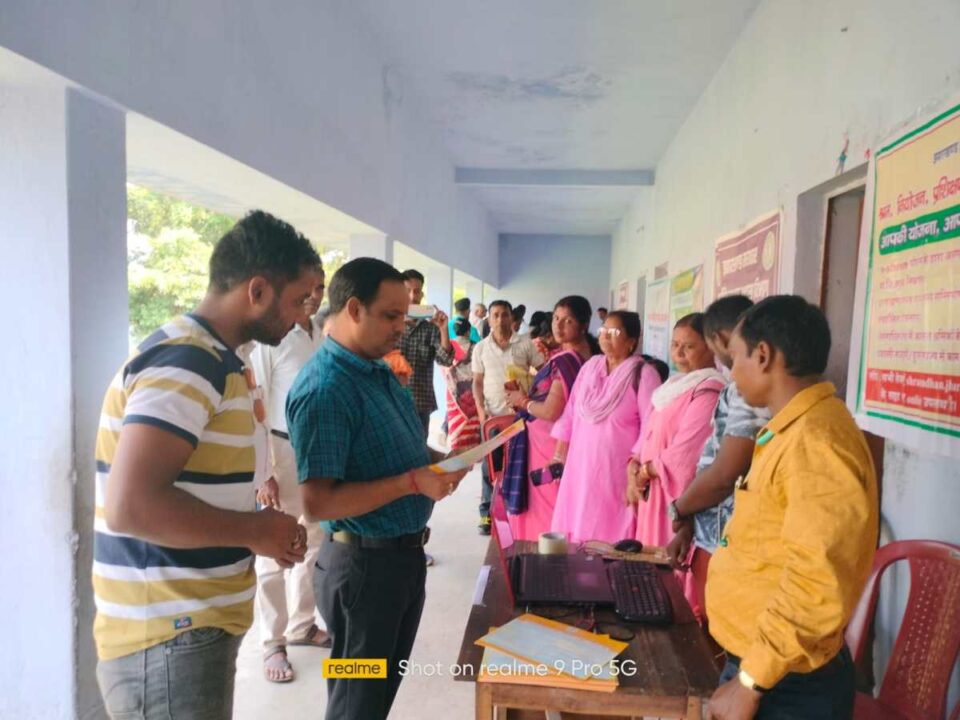Saraikela News : सरायकेला नगर पंचायत के उमवि हंसाहुड़ी में आपकी योजना आपकी सरकार आपके द्वार कार्यक्रम के तहत लगा शिविर, पहले दिन प्राप्त हुए 105 आवेदन….