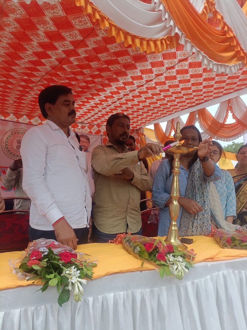 Saraikela News : जिप अध्यक्ष ने दीप प्रज्वलित कर आपकी योजना आपकी सरकार आपके द्वार कार्यक्रम के प्रखंड स्तरीय शिविर का किया उद्घाटन…
