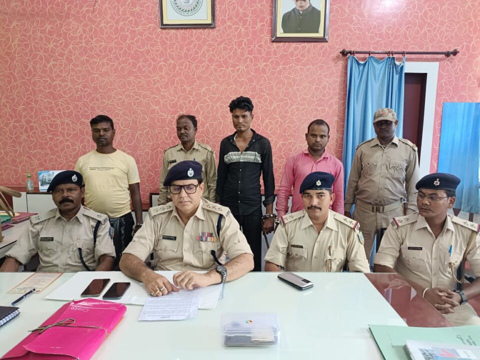 CHANDIL NEWS : नीमडीह थाना के हत्या और लूट के दो अलग-अलग मामलों में तीन आरोपी को भेजा गया न्यायिक हिरासत में..