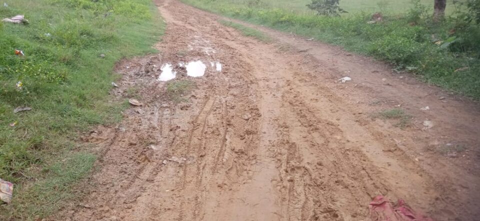 Saraikela News : जर्जर सड़क से हो रही परेशानी को लेकर स्थानीय ग्रामीण जल्द सौंपेंगे विभाग को ज्ञापन…..