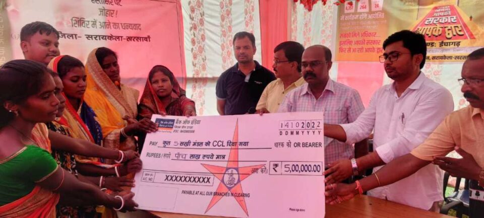 Saraikela News : जिले के 04 पंचायत एवं नगर निकाय क्षेत्र के 2 वार्ड में ‘आपकी योजना आपकी सरकार आपके द्वार’ कार्यक्रम के तहत लगाए गए शिविर, शिविर के माध्यम से कल्याणकारी योजनाओं का ऑन द स्पॉट दिया गया लाभ…. | Vananchal 24TV Live