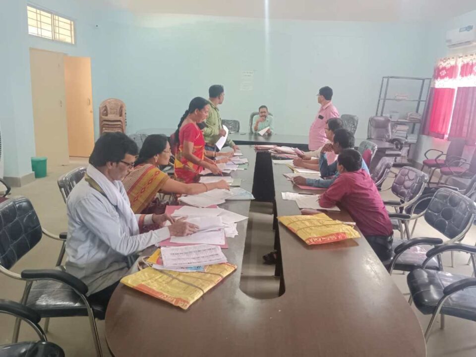 Sarikela News : बीडीओ ने मतदाता सूची विखंडीकरण को लेकर बीएलओ संघ की बैठक…..