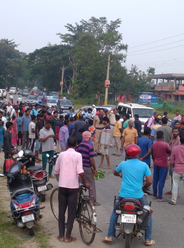Ranchi News : रामपुर के समीप अज्ञात वाहन के चपेट में आने से एक महिला की घटना स्थल पर मौत हो गई ….
