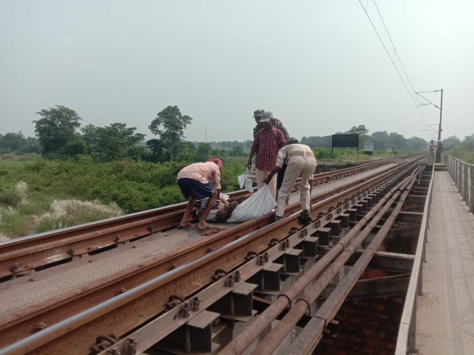 CHANDIL NEWS : सीमावर्ती कारू नदी के रेलवे पुल पर अज्ञात व्यक्ति ने ट्रेन से कटकर जान दी, मामले की जांच में जुटी पुलिस…..