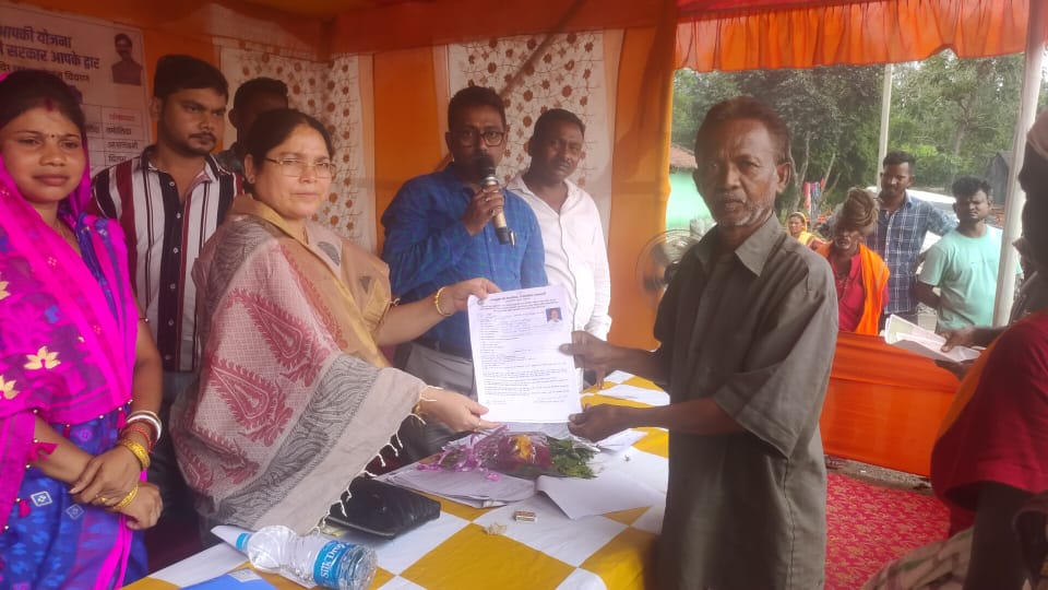 CHANDIL NEWS : भादुडीह पंचायत में शिविर का आयोजन,1168 आवेदन जिनमें से 303 आवेदनों का त्वरित निष्पादन किया गया,योजना के तहत कुल 7 लाख 50 हजार रुपये का चेक  लाभुकों को दिया गया ….. | Vananchal 24TV Live
