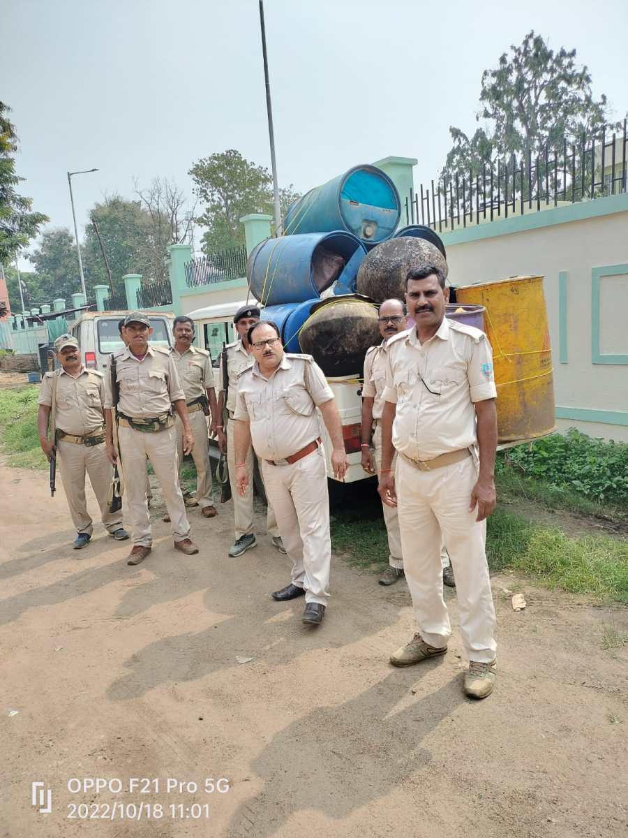 Saraikela News : आबकारी विभाग ने पुनीता जंगल में की छापामारी जावा और शराब जप्त….