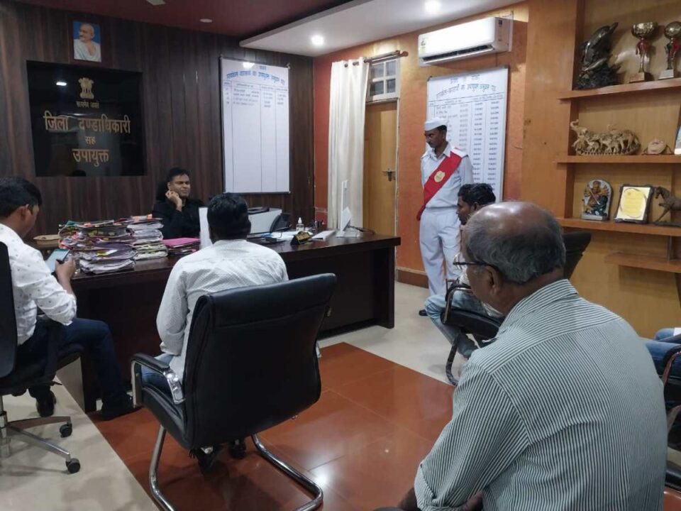 SARAIKELA NEWS  :  साप्ताहिक जनता मिलन में 40 फरियादियों से मिले उपायुक्त; त्वरित समाधान के दिए निर्देश…