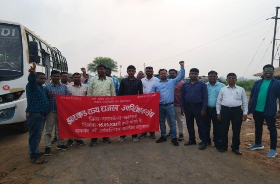 SARAIKELA NEWS :   राज्य स्तरीय प्रदर्शन में शामिल हुए जिले के हड़ताली राजस्व उपनिरीक्षक…