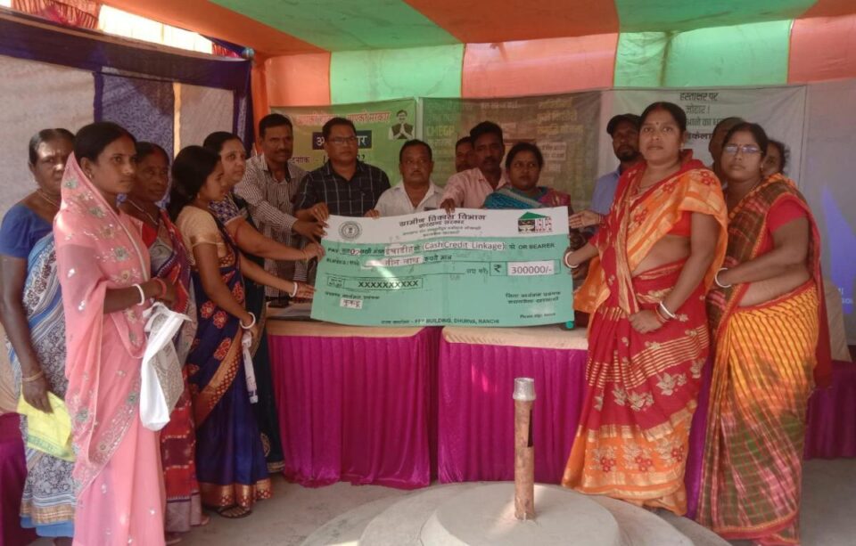 Chandil News : आपकी योजना आपकी सरकार आपके द्वार कार्यक्रम में जेएस एलपीएस को दिया 3 लाख का चेक….. | Vananchal 24TV Live
