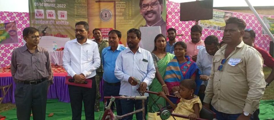 SARAIKELA NEWS : सक्सेस स्टोरी: “आपकी योजना आपकी सरकार आपके द्वार” कार्यक्रम के तहत गोविंदपुर की सीता बोईपाई को कैम्प मे मिला ट्राई साइकिल का लाभ; खिला चेहरा।