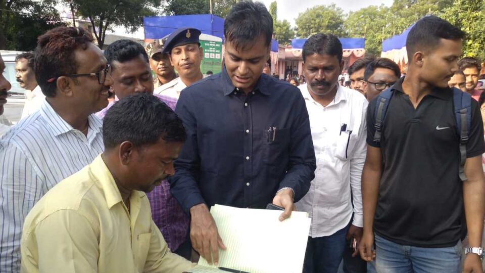 Chandil News : रुचाप पंचायत में जमा हुए 1071 आवेदन,142 का हुआ निष्पादन बाकी प्रक्रियाधीन, आवास योजना विभाग में जुटा भारी भीड़.. | Vananchal 24TV Live