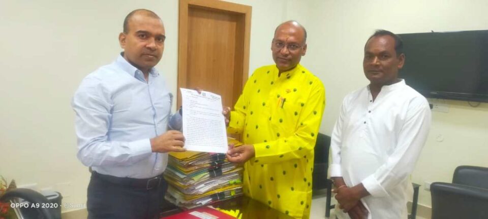 SARAIKELA NEWS : नपं उपाध्यक्ष मनोज कुमार चौधरी ने पर्यटन, कला संस्कृति, खेलकूद एवं युवा कार्य विभाग झारखंड सरकार के सचिव को ज्ञापन सौंपकर राजकीय छऊ नृत्य कला केंद्र के रिक्त पदों पर नीति संगत बहाल करने की मांग की। | Vananchal 24TV Live