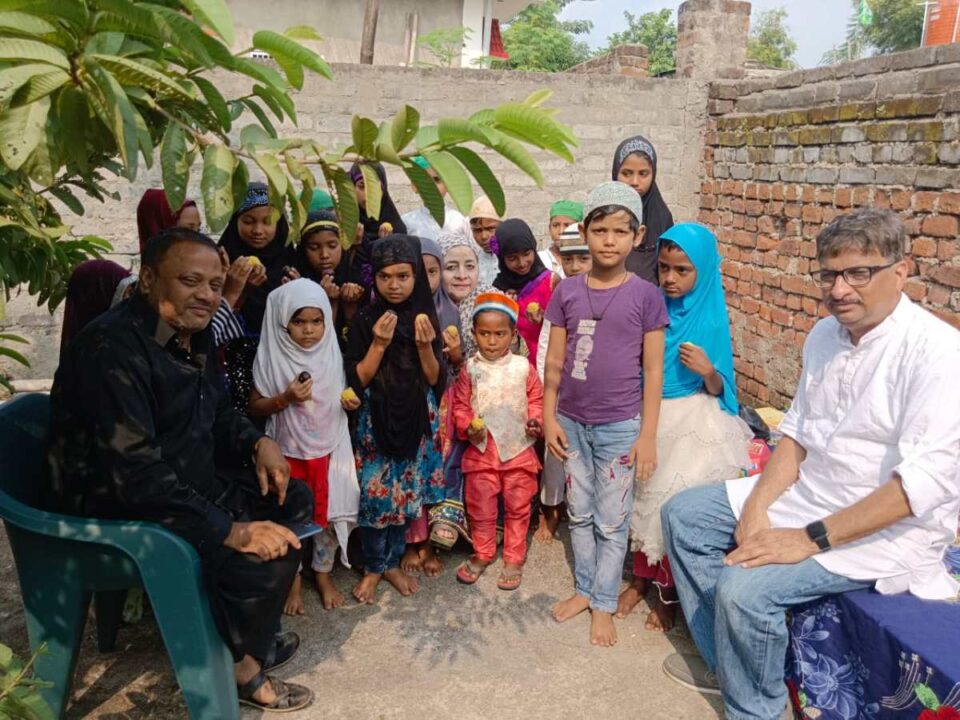 SARAIKELA NEWS : फातिमा नूरी मदरसा के बच्चों के बीच भोजन एवं मिठाई का हुआ वितरण….