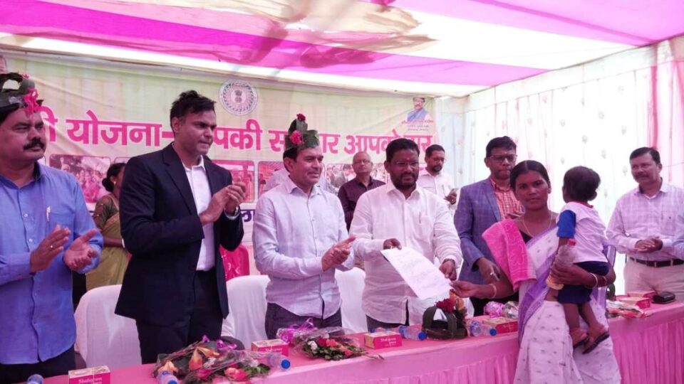 SARAIKELA NEWS : गम्हरिया प्रखंड के टेंटोपोसी पंचायत में आयोजित कार्यक्रम में विधायक दशरथ गागराई के साथ अपर सचिव सामाजिक सुरक्षा विभाग भारत सरकार एस एस मीणा, श्रम विभाग सचिव सह नोडल पदाधिकारी सरायकेला खरसवां प्रवीण टोप्पो एवं उपायुक्त हुए उपस्थित। | Vananchal 24TV Live