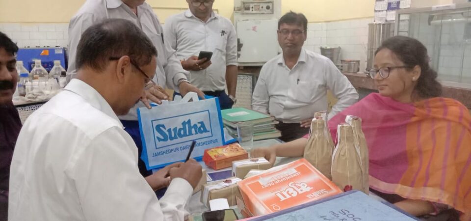 SARAIKELA NEWS : जिला स्तरीय खाद्य जांच दल ने खाद्य निर्माता और संस्थानों में बृहद पैमाने पर की जांच, ]निरीक्षण एवं कार्रवाई…