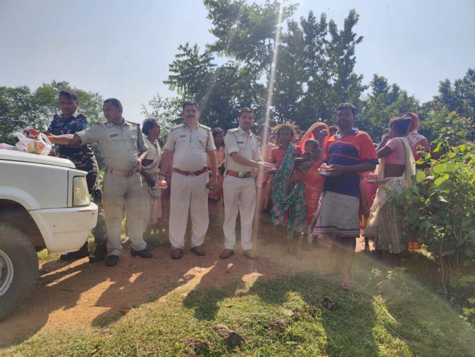 SARAIKELA NEWS : नीमडीह पुलिस की ओर से सबर बस्ती में किया गया उपहार का वितरण….
