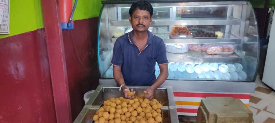 Saraikela News : ऑन डिमांड बुकिंग पर बिका सरायकेला का क्षेत्र प्रसिद्ध विशेष सेव लड्डू… | Vananchal 24TV Live