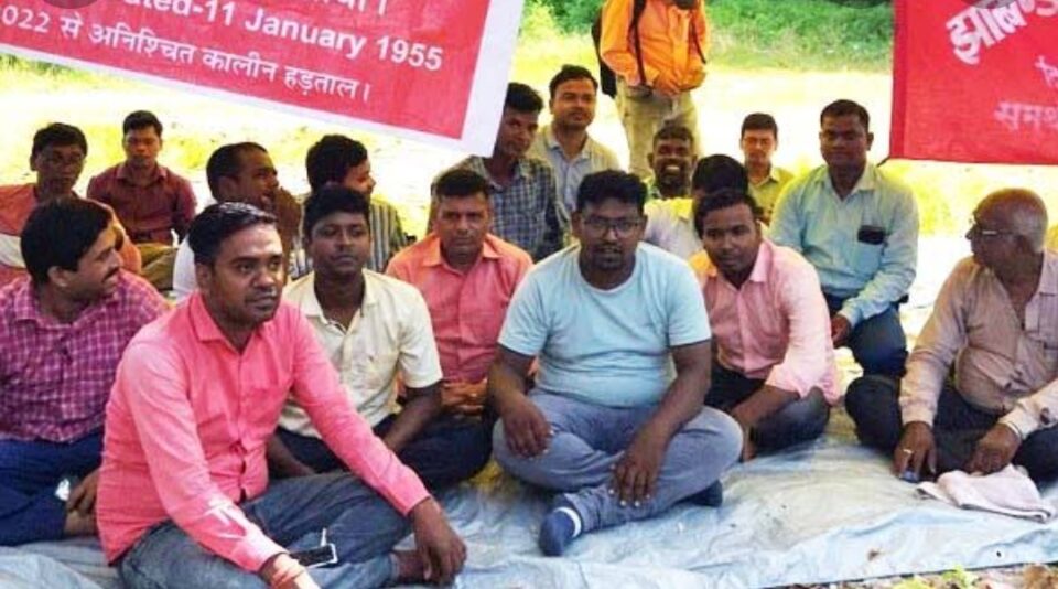 SARAIKELA NEWS : राजस्व उपनिरीक्षकों के हड़ताल से जिले में 1957 म्यूटेशन व जाति, आवासीय आय के 122847 प्रमाण पत्र लंम्बित… | Vananchal 24TV Live