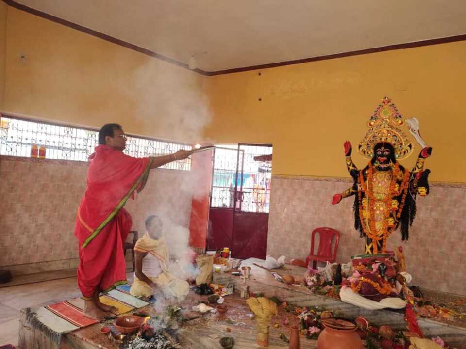 SARAIKELA NEWS : आबार ऐशो मां….. की प्रार्थना के साथ माता महाकाली को दी गई विदाई…