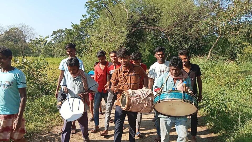 SARAIKELA NEWS : कुड़मी जाती के विशेष पर्व बांदना पर मादर की थाप से झुमा पूरा गाँव.