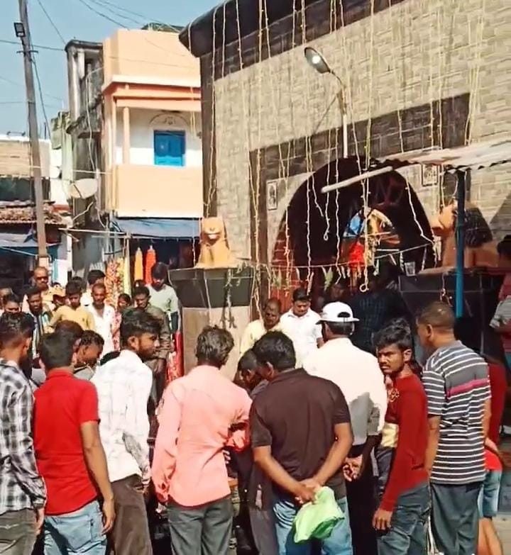 SARAIKELA NEWS : आस्था का सैलाब उमड़ा प्राचीन मां काली मंदिर में; भक्तों ने दी बकरों की बलि।…