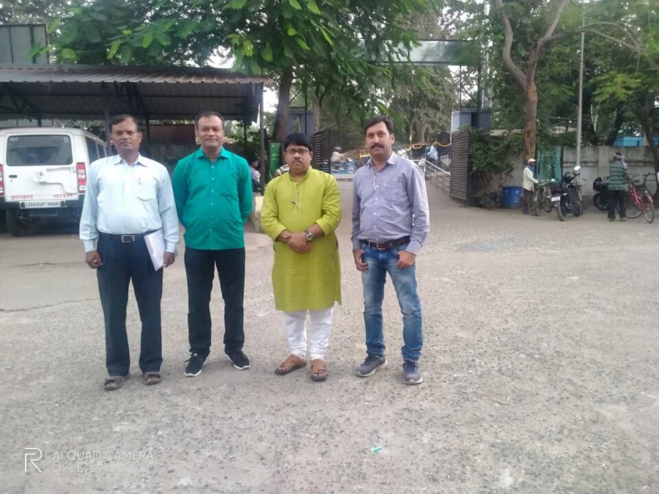 Saraikela News : शिक्षकों के स्थानांतरण में पारदर्शिता रखने को लेकर शिक्षक संघ ने उपायुक्त को सौंपा ज्ञापन….