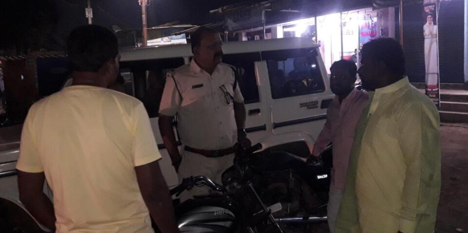 Saraikela News : सुतली बम से सकते में रमेश हांसदा शरारती तत्वों ने इमली चौक पर फेंका सुतली बम, थाने में शिकायत….
