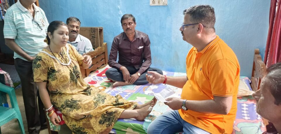 Jamshedpur News : भाजपा नेता विकास सिंह के साथ पीड़ित पहुंचे थाना … कहा छिनतई हुई है छिनतई का ही होगा मुकदमा मामला दर्ज ….