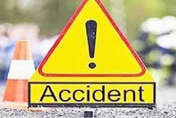 Saraikela  News : स्कॉर्पियो और बाइक की टक्कर में चार हुए घायल, एमजीएम रेफर….