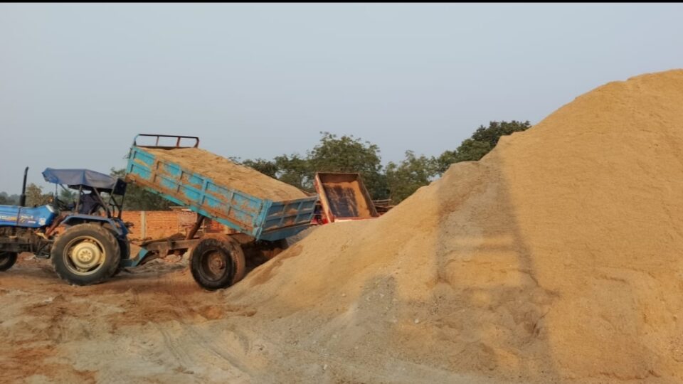 Chandil   ईचागढ़ में अवैध बालू का अबैध खेल…..