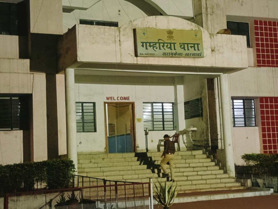 Saraikela News : गम्हरिया में हथियार के साथ अपराधी को ग्रामीणों ने पकड़ कर किया पुलिस के हवाले..