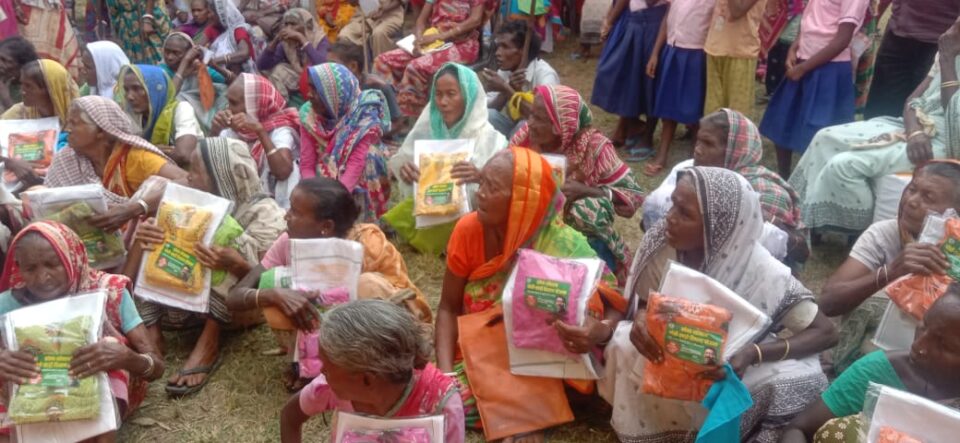 SARAIKELA NEWS : बीरबांस में आयोजित हुआ आपकी योजना आपकी सरकार आपके द्वार कार्यक्रम; पद्मश्री छुटनी महतो ने की शिरकत…