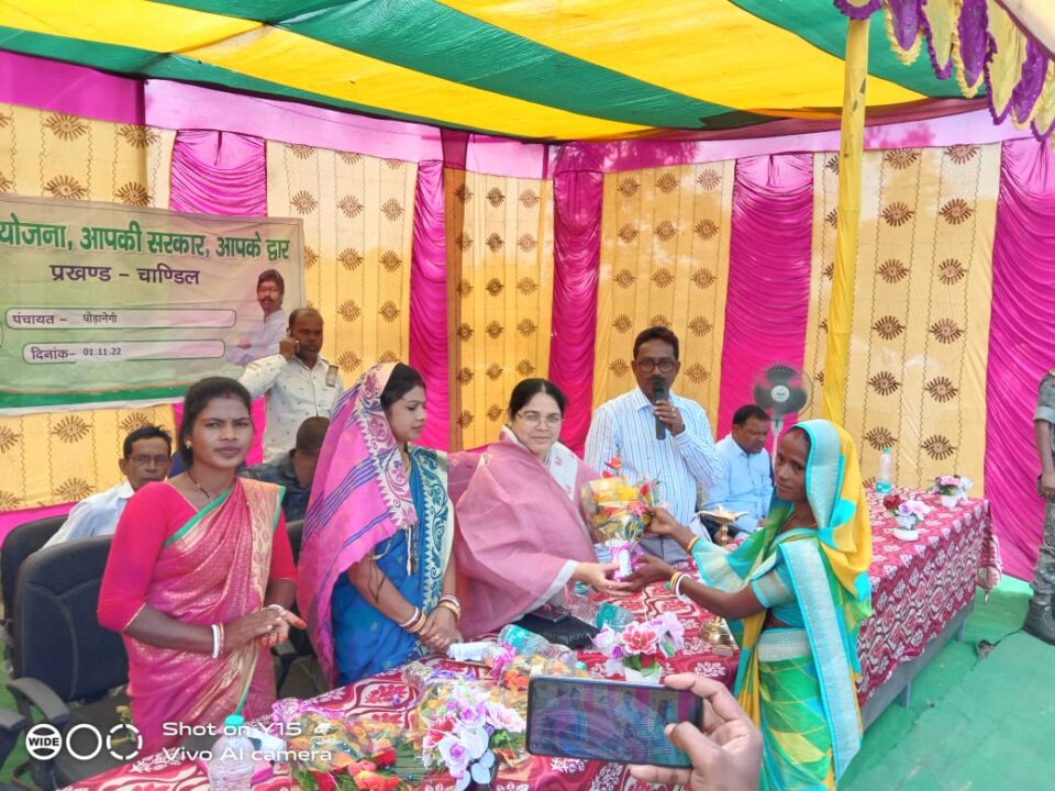 SARAIKELA NEWS : जिले के सभी 9 प्रखंड के 9 पंचायत एवं नगर निकाय क्षेत्र के 2 वार्ड में ‘आपकी योजना, आपकी सरकार आपके द्वार’ कार्यक्रम के तहत लगाए गए शिविर; कल्याणकारी योजनाओं का ऑन द स्पॉट दिया गया लाभ… | Vananchal 24TV Live