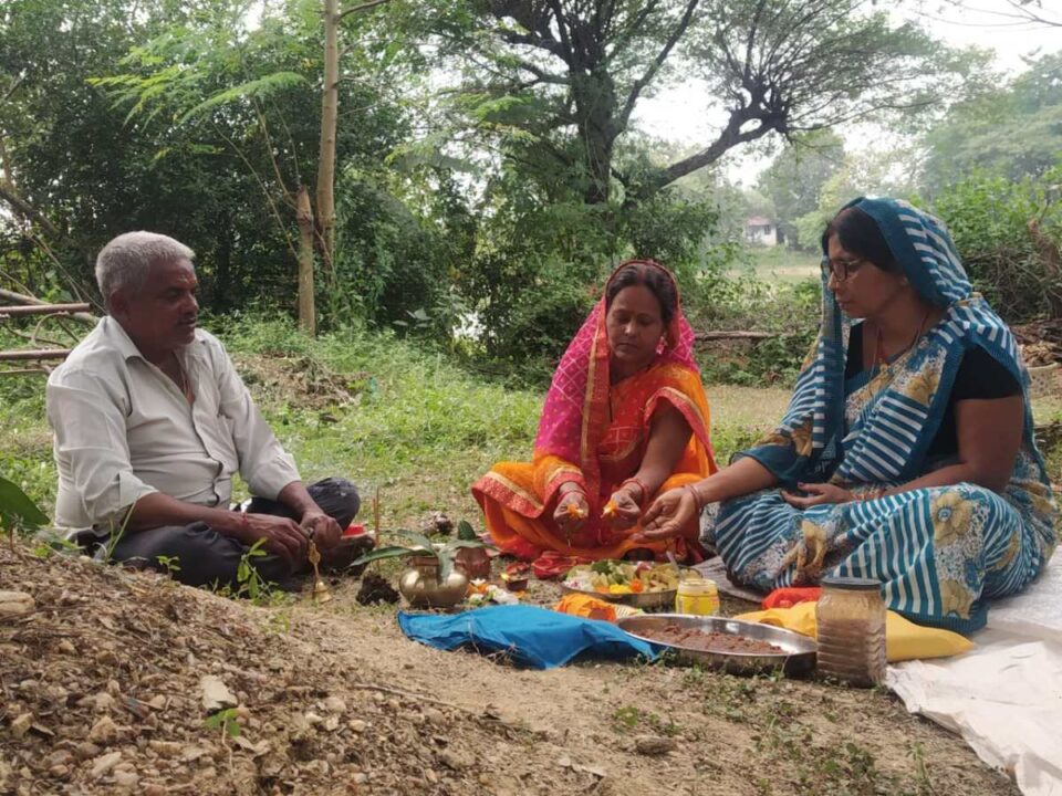 SARAIKELA NEWS : अक्षय नवमी पर पूजे गए भगवान श्री हरि विष्णु; आंवला वृक्ष की छांव तले हुई पूजा…