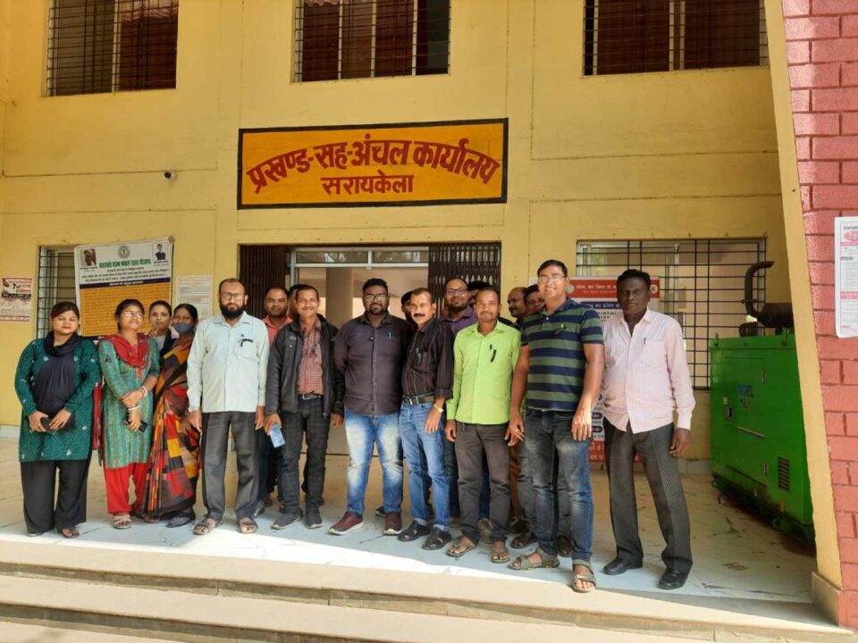 Saraikela News : 18 सूत्री मांगों को लेकर झारखंड राज्य सरकारी कर्मचारी संघ ने काला बिल्ला लगाकर किया विरोध प्रदर्शन…